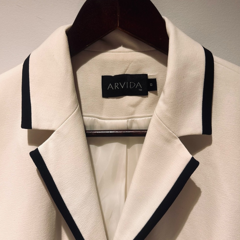 ARVIDA Cream Blazer with Black Contrast Trim – Size 8 - Picture 3 of 6